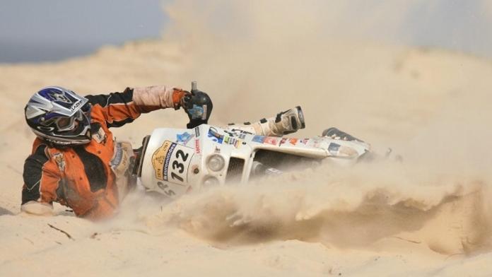 SMRT v RALLYE: Motocyklista měl ošklivou nehodu a těžkým zraněním podlehl