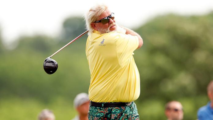 Slavný golfista je hitem internetu, míček odpálil z pozadí modelky