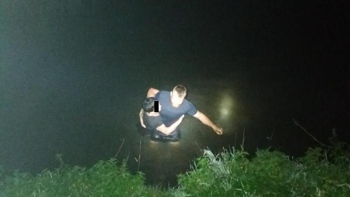 Žena uvízla v řece, držela se jen větve! Policista jí zachránil život