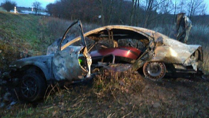 Tragédie u Teplic! Auto po nárazu do stromu začalo hořet, řidič zemřel