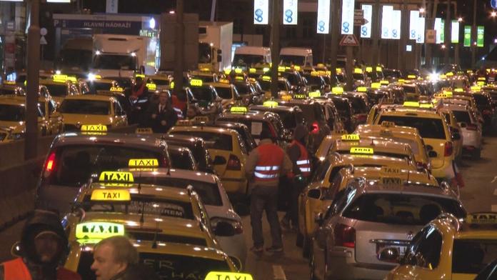 Taxikáři na protest zablokují Prahu. Jeďte MHD, radí letiště