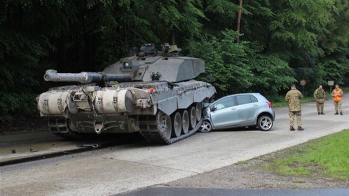 Kuriózní nehoda: Žena se učila řídit a vjela s autem pod tank