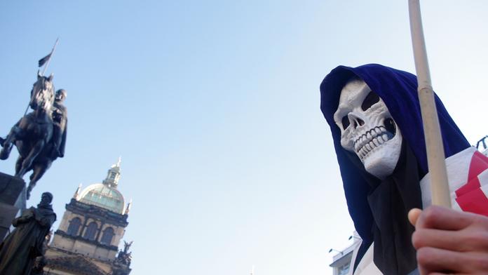 Na koni na Václaváku “hopsal“ výtržník! Policisté ho zkrotili