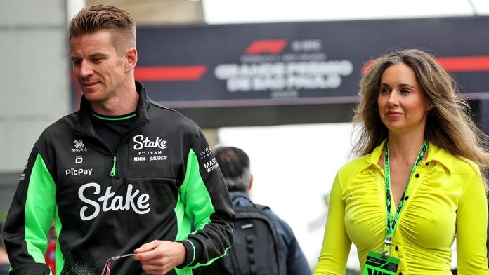Závodník F1 ukázal v Brazílii manželku. Ta v sexy šatech vyrazila lidem dech