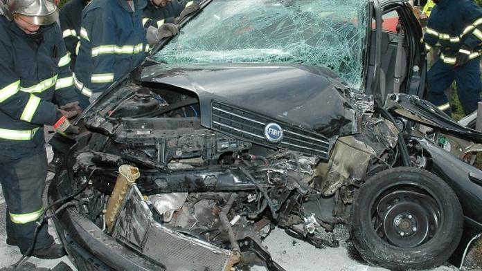 OBRAZEM: Fiat narazil v Praze do autobusu MHD