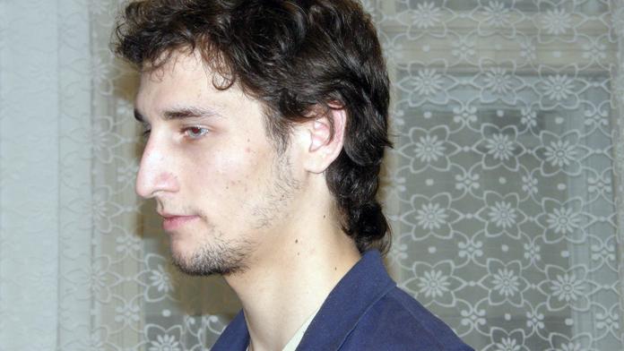 Zfetovaný lump bodal dívku a ukájel se na ní, dostal 17 let!