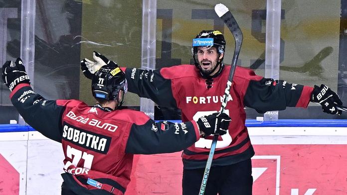 Hokejisté Sparty Vladimír Sobotka a Michal Řepík slaví vstřelený gól