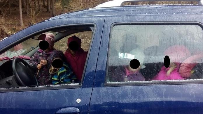 Strážníci objevili v autě 7 dětí! Tři z nich seděly nepřipoutané vepředu