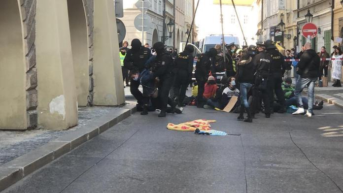 Sněmovna v obležení demonstrantů. Policisté zadrželi desítky lidí