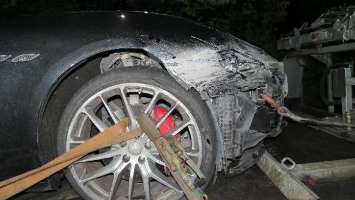 Řidič na D11 rozdráždil své Maserati až příliš. Rozbil ho o svodidla
