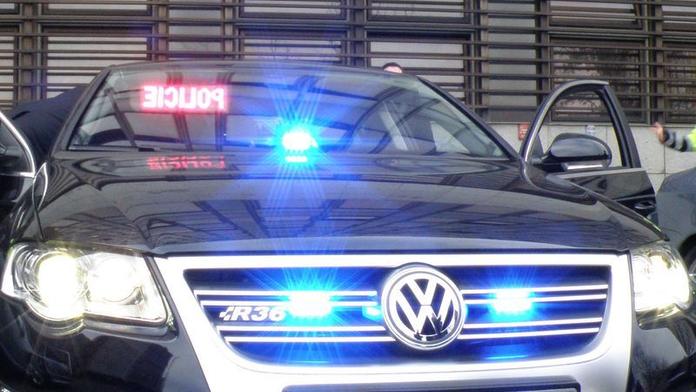 Na dálnici D11 u Prahy boural policejní passat, jeden člověk se zranil