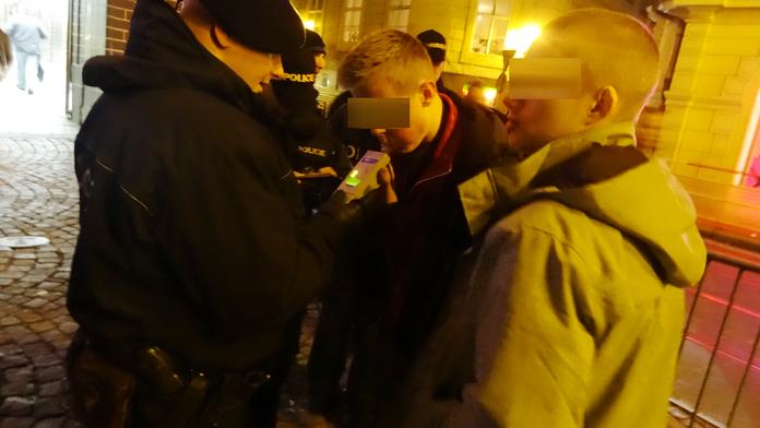 Pražští policisté dopadli v noci v centru desítku přiopilých dětí