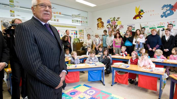 Děti ve školních lavicích si naposledy užijí Klause i Livii