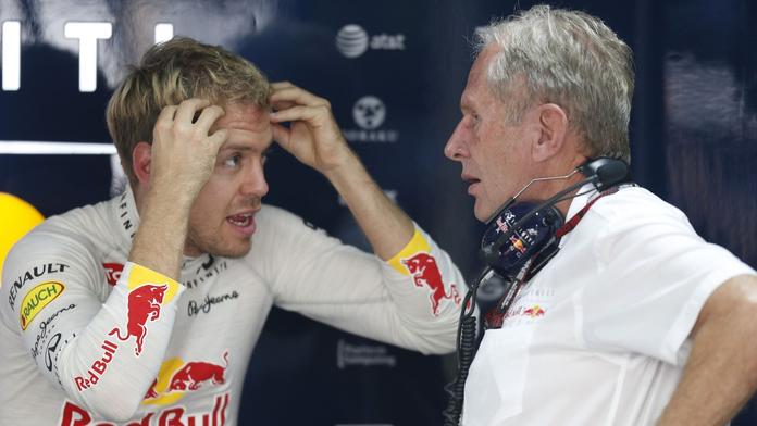 Sebastian Vettel (vlevo) a Helmut Marko při angažmá v Red Bullu v roce 2013