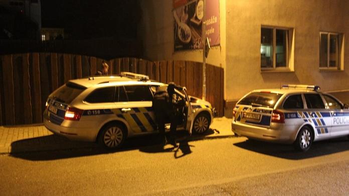 Žena náhle zemřela na ulici v Plzni, o její život bojovali desítky minut