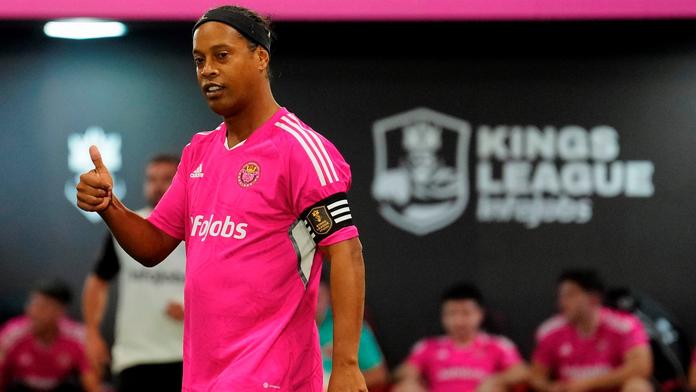 Ronaldinho se ve 42 letech vrátil na trávník. Běhat však nechal jiné