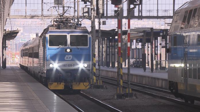 Cestující ve vlaku napadl průvodčího. Zraněný muž skončil v nemocnici
