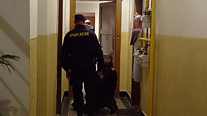 Policisté odřízli oběšeného mladého muže a oživili ho