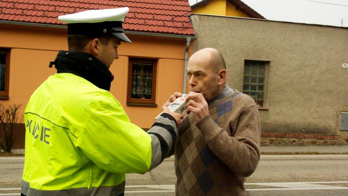 Policie zastavila zfetovaného řidiče bez řidičského průkazu