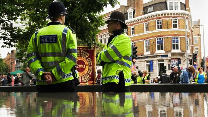 Bývalý britský ministr měl znásilnit mladou ženu, zadržela ho policie