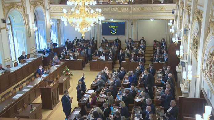 Po 4 letech jsou bez práce. Podívejte se, kteří poslanci dostali padáka