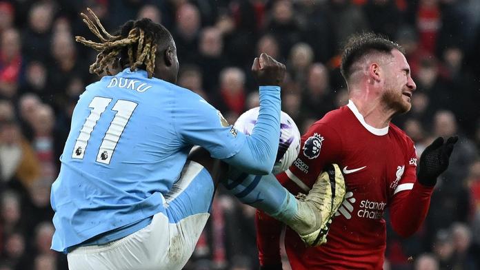 Byl Dokuův zákrok na penaltu? Liverpool se čílí, experti se neshodnou