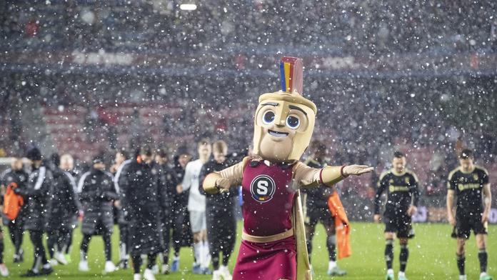 Maskot fotbalové Sparty na zasněžené Letné