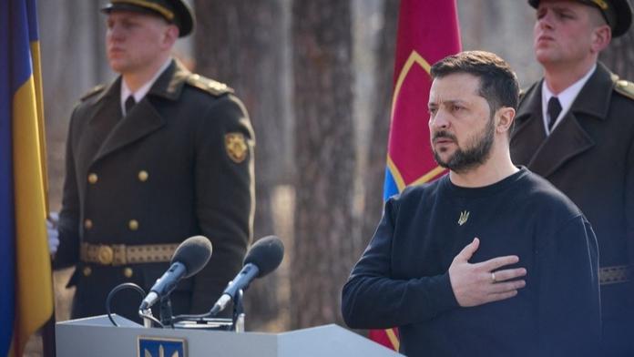 Zelenskyj navštívil obléhaný Bachmut. Nedaleko od něj zuřily prudké boje