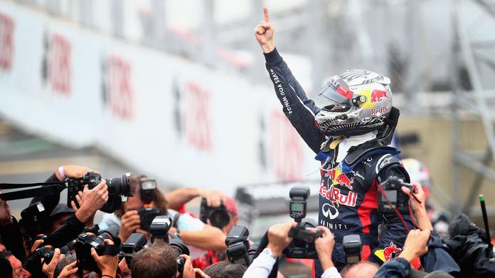 VETTEL je potřetí MISTREM SVĚTA, brazilskou loterii zvládl lépe než Alonso
