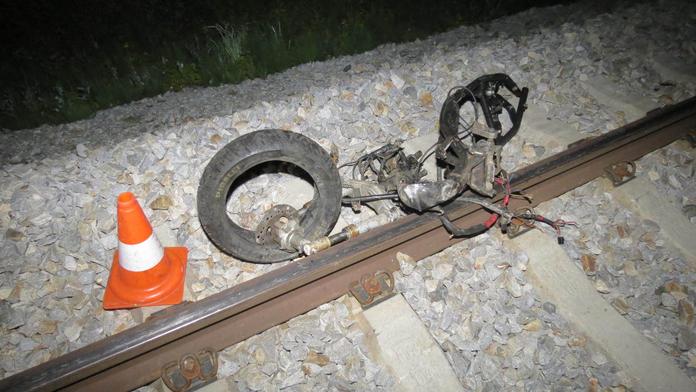 Motorkář (†39) vjel přímo pod vlak, ten jeho stroj úplně zdemoloval