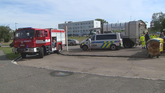 Popelářské auto na Sokolovsku srazilo seniora. Muž na místě zemřel