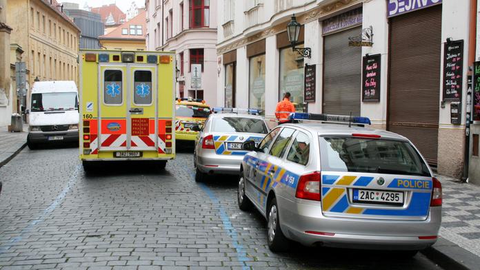 Nahý muž s nožem měl v Brně ohrožovat zdravotníky! Záchranáři přivolali policii!