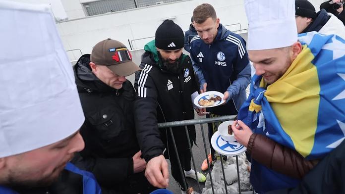 Džeko podlehl grilu u hřiště. Fanoušci jej zaskočili bosenským národním pokrmem