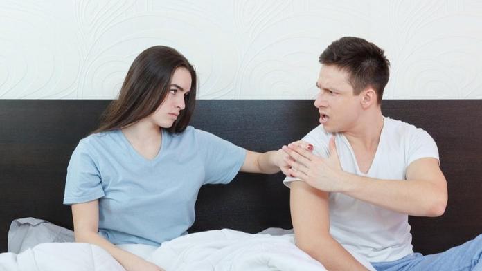 Žena urazila svého snoubence. Nechce jeho příjmení, dělá se jí z něj špatně