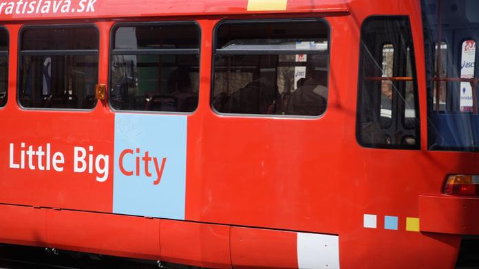 Na Slovensku vyhlásili boj covidu: V tramvajích mají lidé raději mlčet