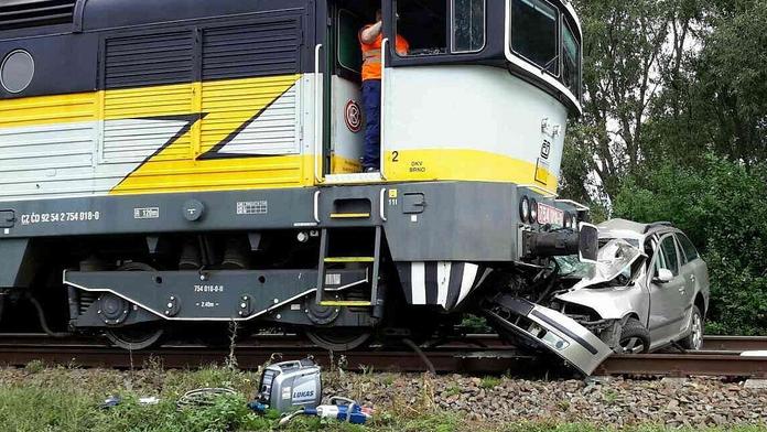 Auto na přejezdu smetl vlak! Řidič zemřel, strojvedoucí se zranil