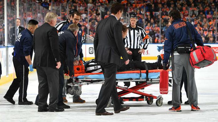 Děsivá scéna v NHL: Sudího z ledu odvezli rovnou do nemocnice!