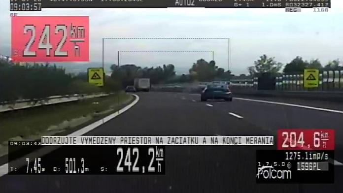 Naměřili mu rychlost 242 km/h, jeho výmluva je pobavila