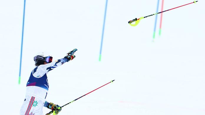 Norský lyžař Atle Lie McGrath vzteky zahodil hůlky a odešel z olympijské sjezdovky