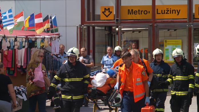 Sebevrah skočil na Lužinách pod metro, odvezla ho sanitka