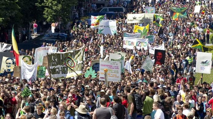 LEGALIZUJTE MARIHUANU! Prahou pochodují příznivci "trávy"