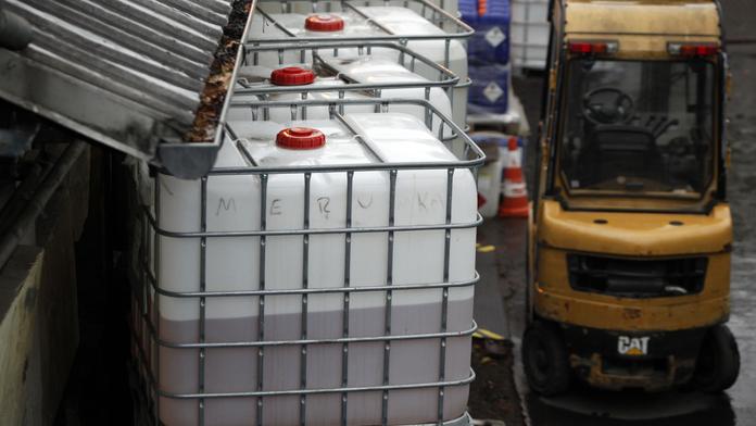 Likérky jely na dvě směny: Ve dne legální alkohol, v noci "černý"