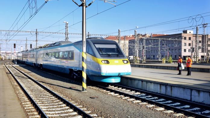 Kvůli covidu se lidé vyhýbají vlakům! Dráhy přišly loni o třetinu cestujících