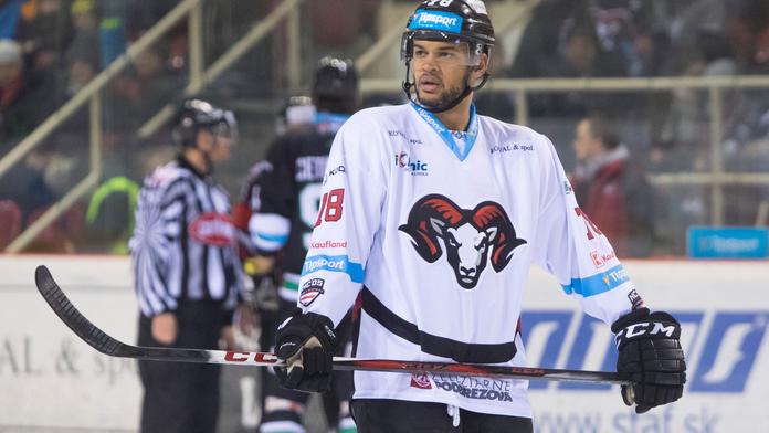 V NHL začal kauzu s rasismem, teď kanadský bek posílí Litvínov