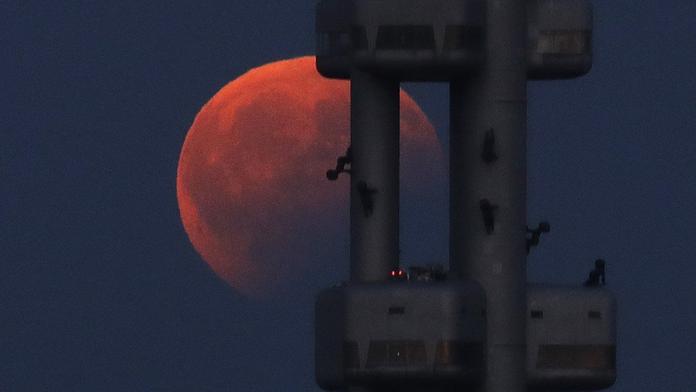 Na den po 50 letech od startu Apolla bude zatmění Měsíce!