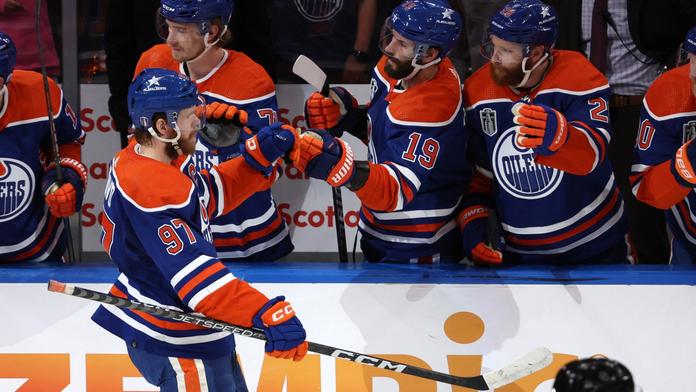 Hokejisté Edmontonu Oilers slaví gól 