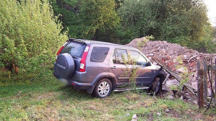 Dvouleté dítě na Berounsku přejelo svou matku autem