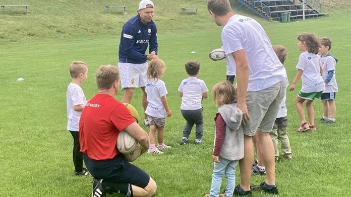 Populární ragbyový trenér a zároveň manažer rozvoje ČSRU Dan Beneš vede trénink části dětí z dětského domova. Asistuje mu například Jaromír Chaloupka z firmy PKF Apogeo.