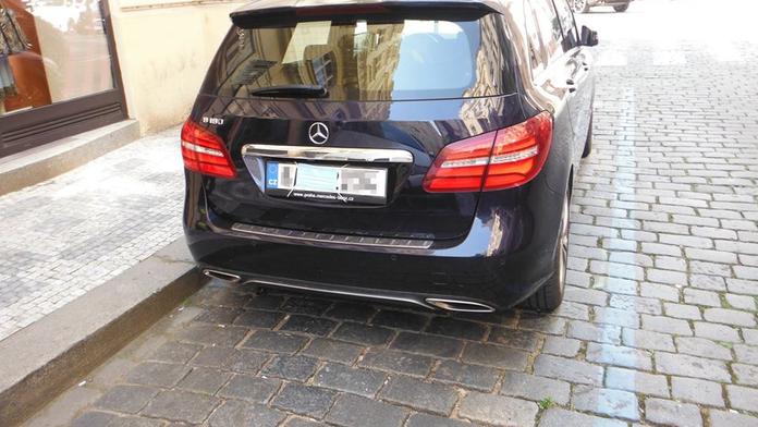 Cyklista chtěl ztrestat řidiče za zakrytou espézetku. Od policistů to schytal sám