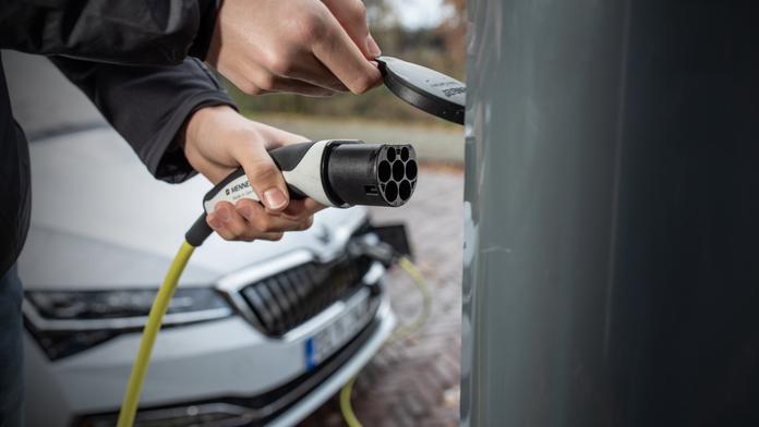Co když udeří blesk? 13 nejčastějších otázek o elektromobilech
